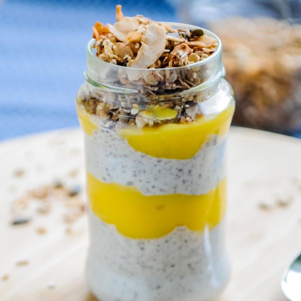 Tropische-chiapudding-met-kokosmelk-&-gepureerde-mango-vierkant