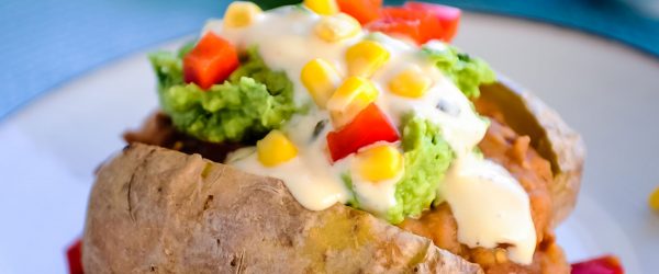 mexicaanse gepofte aardappel met sour cream en salsa