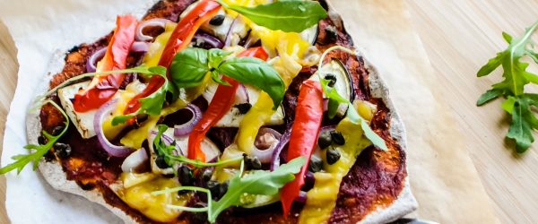 Pizza met smokey tomatensaus & vegan kaas